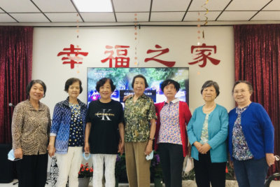 senior citizen group photo